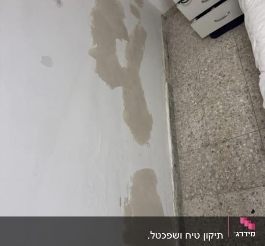 תיקון קיר עם טיח בחדר שינה